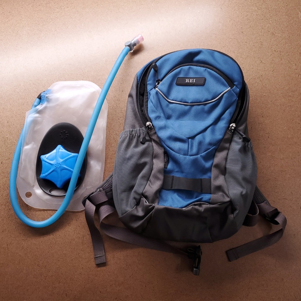 REI Co-op Squirt Hydration Pack Kids Blue NEW Bite Valve Gorpcore Hiking Camping